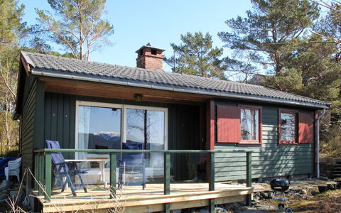 Hjartnesvika: Plant, Sky, Building, Property, Window, Tree, House, Wood, Cottage, Siding