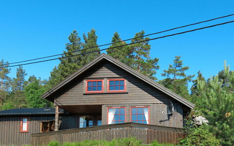 Koven: Sky, Plant, Window, Building, House, Tree, Wood, Residential Area, Rural Area, Slope