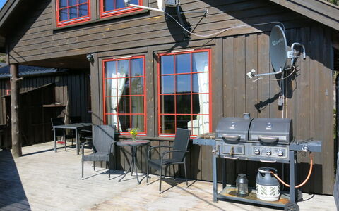 Koven: Sky, Table, Furniture, Daytime, Property, Plant, Mountain, Azure, Chair, Nature