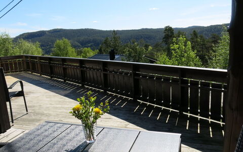Koven: Sky, Table, Furniture, Daytime, Property, Plant, Mountain, Azure, Chair, Nature