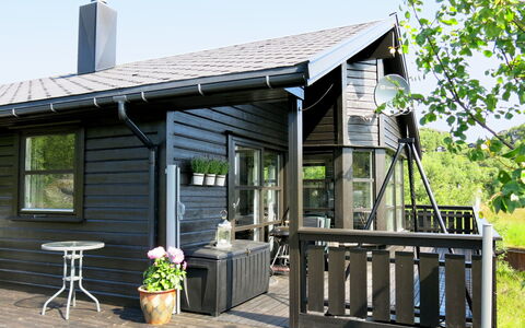 Karlbu: Plant, Building, Window, Sky, Flowerpot, Shade, House, Porch, Cottage, Tree