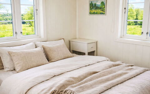 Der Ute: Bedroom, Bed, Bedding, Bed Sheet, Furniture, Linens, Wood, Textile, Interior Design, Floor