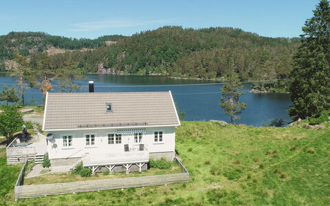 Der Ute: Water, Sky, Plant, Building, Window, Tree, House, Natural Landscape, Lake, Land Lot