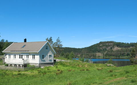 Der Ute: Sky, Plant, Ecoregion, Window, Building, Water, Natural Landscape, Mountain, House, Tree