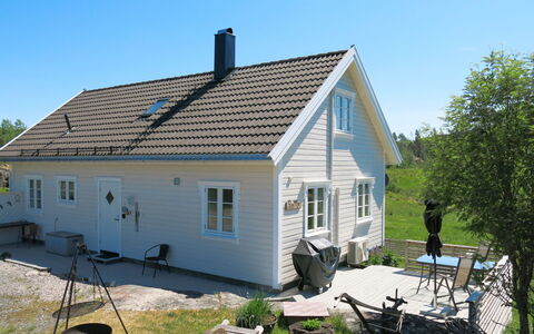 Der Ute: Sky, Plant, Window, Building, Property, Tree, House, Wood, Land Lot, Door