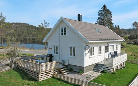 Der Ute: Sky, Building, Plant, Property, Cloud, Water, Window, Tree, House, Land Lot