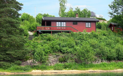 Midtholmen: Water, Sky, Plant, Building, Window, Tree, Natural Landscape, Land Lot, Lake, House