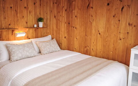 Fjellidyll: Bed, Bedroom, Furniture, Bed Sheet, Bedding, Interior Design, Wood, Flooring, Floor, Linens