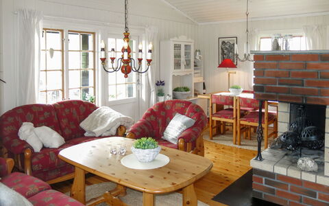 Fjellidyll: Table, Property, Furniture, Building, Window, Picture Frame, Comfort, Chair, Wood, Interior Design