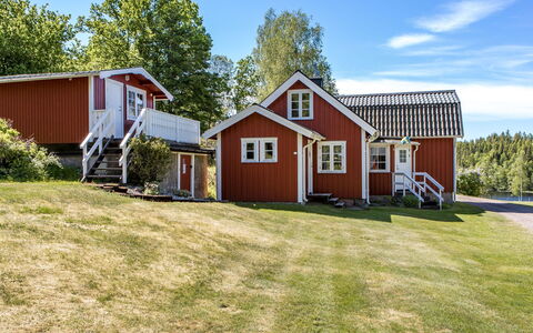 Mjöhult Utsikten: Sky, Building, Plant, Property, Cloud, Window, Tree, House, Architecture, Land Lot