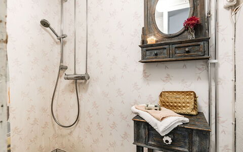 Angsjö Torp: Mirror, Wood, Interior Design, Plumbing Fixture, Floor, Shower Head, Building, Bathroom, Window, Rectangle