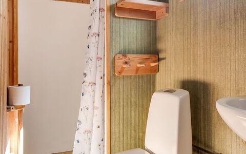 Ebbabolet: Property, Plumbing Fixture, Building, Bathroom, Wood, Interior Design, Floor, Flooring, Line