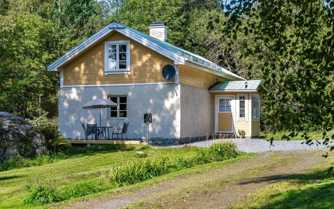 Bolhyttan: Plant, Property, Building, Window, Sky, House, Tree, Land Lot, Natural Landscape, Cottage