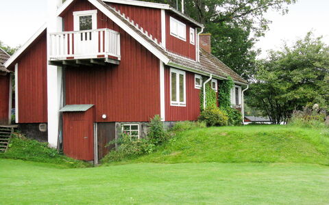 Fågelkärr Sjöstugan: Plant, Building, Sky, Tree, Window, Wood, Land Lot, House, Grass, Natural Landscape