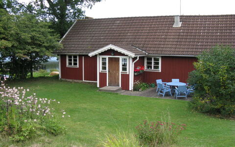 Fågelkärr Sjöstugan: Plant, Window, Property, Building, Sky, Cottage, Tree, Land Lot, House, Flower