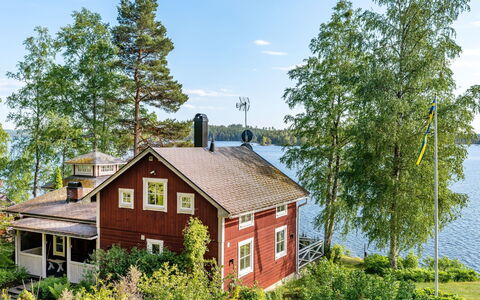 Villa Lundsfjärden: Sky, Plant, Cloud, Building, Water, Natural Landscape, Tree, Land Lot, Cottage, House