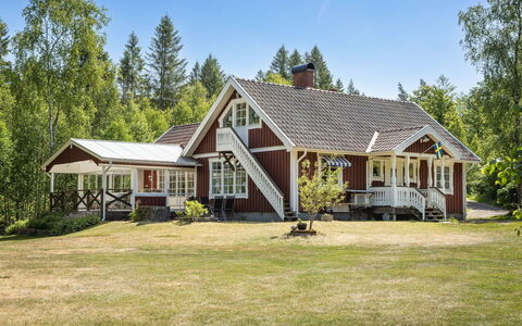 Vänneböke: Plant, Building, Sky, Window, Tree, House, Natural Landscape, Land Lot, Grass, Cottage