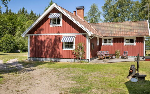 Vänneböke: Building, Plant, Sky, Property, Window, Tree, House, Land Lot, Wood, Grass