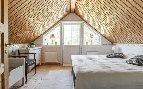Vänneböke: Window, Cabinetry, Furniture, Building, Comfort, Wood, Shade, Interior Design, Drawer, Floor