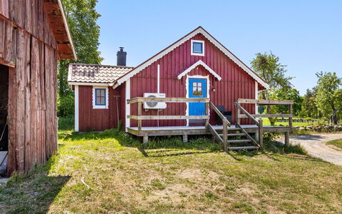 Skärvudde Torpet: Sky, Plant, Building, Window, Tree, Wood, House, Land Lot, Grass, Cottage