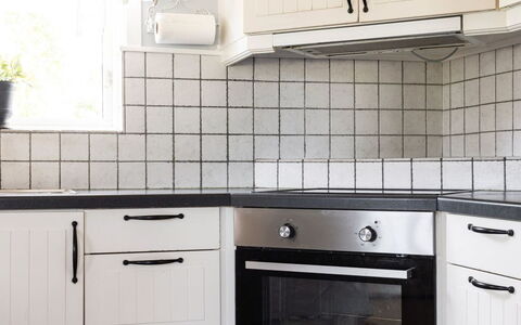 Skärvudde Huset: Countertop, Cabinetry, Property, Building, Kitchen Stove, Kitchen, Wood, Architecture, Kitchen Appliance, Interior Design