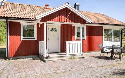 Skärvudde Huset: Sky, Window, Property, Door, Building, Wood, House, Land Lot, Residential Area