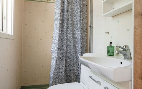 Skärvudde Huset: Mirror, Property, Plumbing Fixture, Bathroom Cabinet, Sink, Window, Purple, Bathroom, Shower Rod