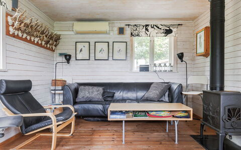 Grönede: Couch, Furniture, Property, Picture Frame, Table, Building, Wood, Interior Design, Flooring, Floor