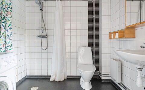 Grönede: Plumbing Fixture, Property, Bathroom, Shower Head, Shower, Purple, Tap, Toilet, Interior Design, Shower Panel
