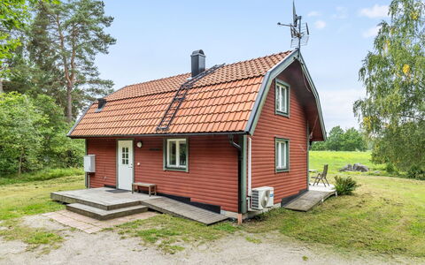 Grönede: Sky, Plant, Building, Window, Property, Tree, House, Wood, Land Lot, Cottage
