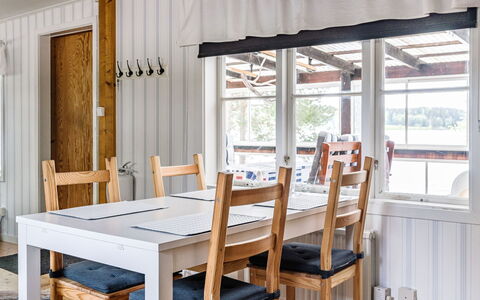 Löaborn: Table, Furniture, Property, Building, Wood, Chair, Interior Design, Floor, Wood Stain