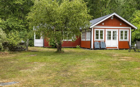 Röshult: Plant, Building, Tree, House, Window, Land Lot, Cottage, Natural Landscape, Grass, Wood