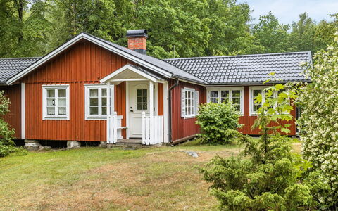 Röshult: Plant, Building, Window, Property, House, Tree, Door, Land Lot, Wood
