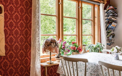 Röshult: Property, Furniture, Table, Building, Window, Decoration, Textile, Interior Design, Chair, Plant