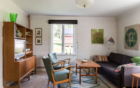 Långban: Table, Furniture, Property, Picture Frame, Couch, Green, Window, Wood, Chair, Interior Design