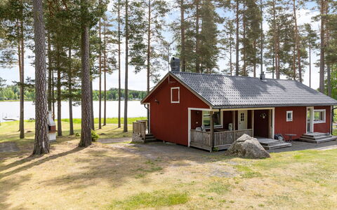 Gissarp Gryningen: Building, Plant, Sky, Natural Landscape, Wood, Window, Tree, Land Lot, House, Woody Plant