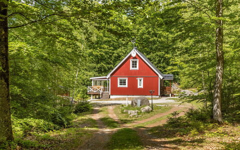 Erikstorp 142: Plant, Building, Window, House, Natural Landscape, Tree, Wood, Sky, Cottage, Grass