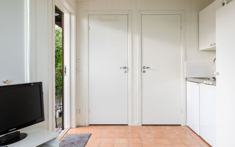 Valbergsudden Utsikten: Property, Door, Building, Wood, Interior Design, Flooring