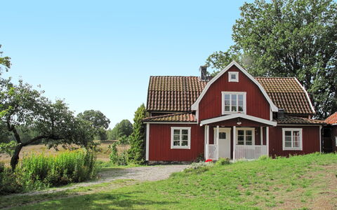 Ilandet: Sky, Plant, Building, Window, Tree, House, Land Lot, Natural Landscape, Grass, Cottage