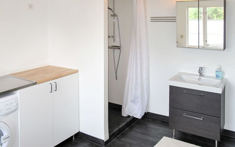 Ilandet: Property, Mirror, Cabinetry, Sink, Bathroom Cabinet, Interior Design, Building, Wood, Floor