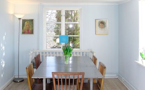 Ilandet: Table, Furniture, Property, Green, Wood, Interior Design, Chair, Flooring, Paint, Yellow
