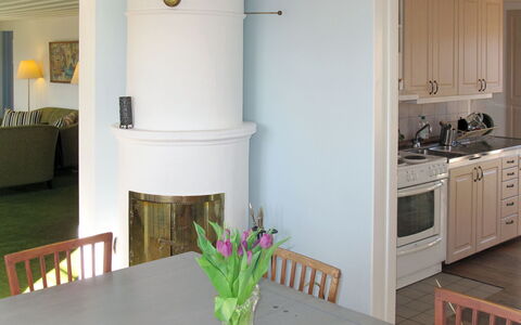 Ilandet: Flower, Furniture, Property, Table, Cabinetry, Building, Plant, White, Chair, Countertop