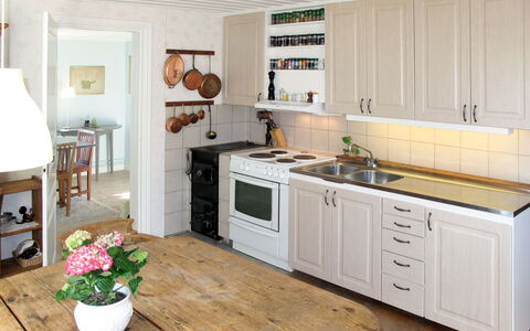 Ilandet: Cabinetry, Furniture, Property, Countertop, Kitchen Appliance, Building, Kitchen Stove, Wood, Kitchen, Home Appliance