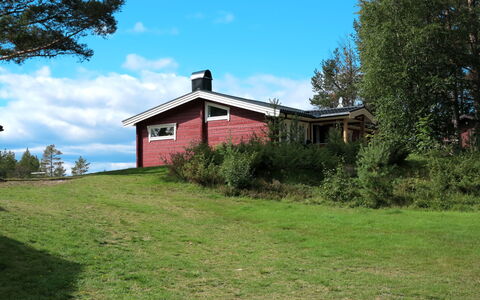 Kvisthån Idegranen: Cloud, Sky, Plant, Building, Tree, Natural Landscape, House, Cottage, Grass, Wood