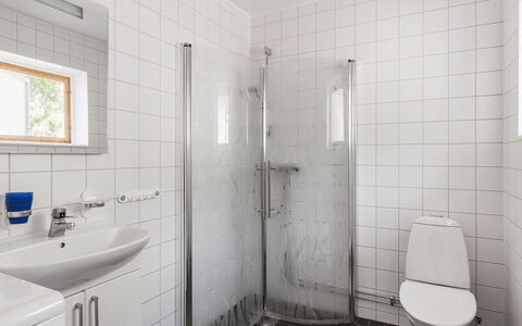 Lindby Pärlan: Property, Plumbing Fixture, White, Mirror, Sink, Bathroom, Black, Building, Purple