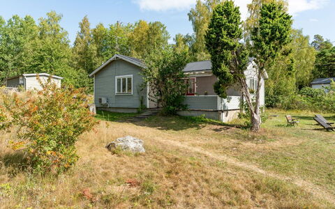Lindby Pärlan: Plant, Cloud, Sky, Property, Plant Community, Building, Window, Tree, House, Natural Landscape