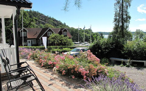 Norrkrog Utsikten: Plant, Sky, Flower, Botany, Flowerpot, Tree, Building, Real Estate, Landscape, Cloud