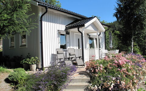 Norrkrog Utsikten: Plant, Building, Property, Sky, Window, Tree, Door, House, Cottage, Grass