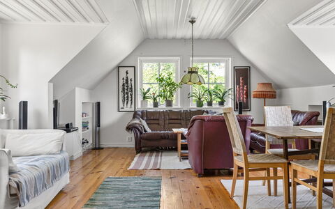 Matvik: Furniture, Property, Building, Table, Couch, Comfort, Chair, Lighting, Wood, Interior Design