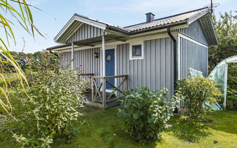 Täppan: Plant, Sky, Cloud, Property, Building, Window, House, Tree, Land Lot, Cottage
